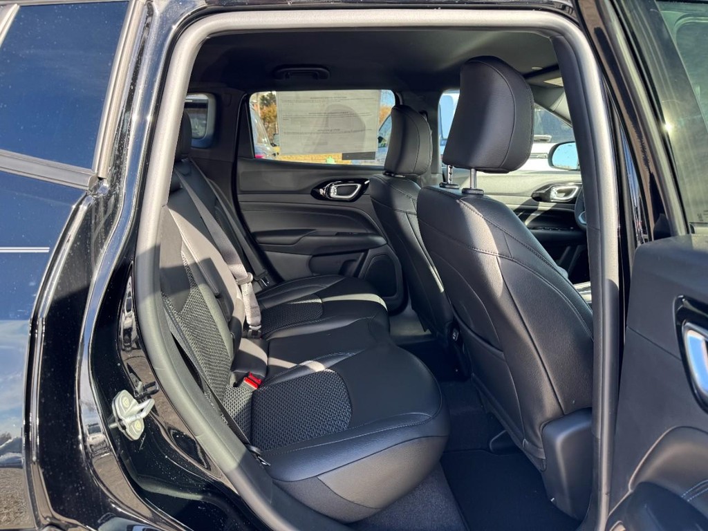 Jeep Compass Vehicle Full-screen Gallery Image 05