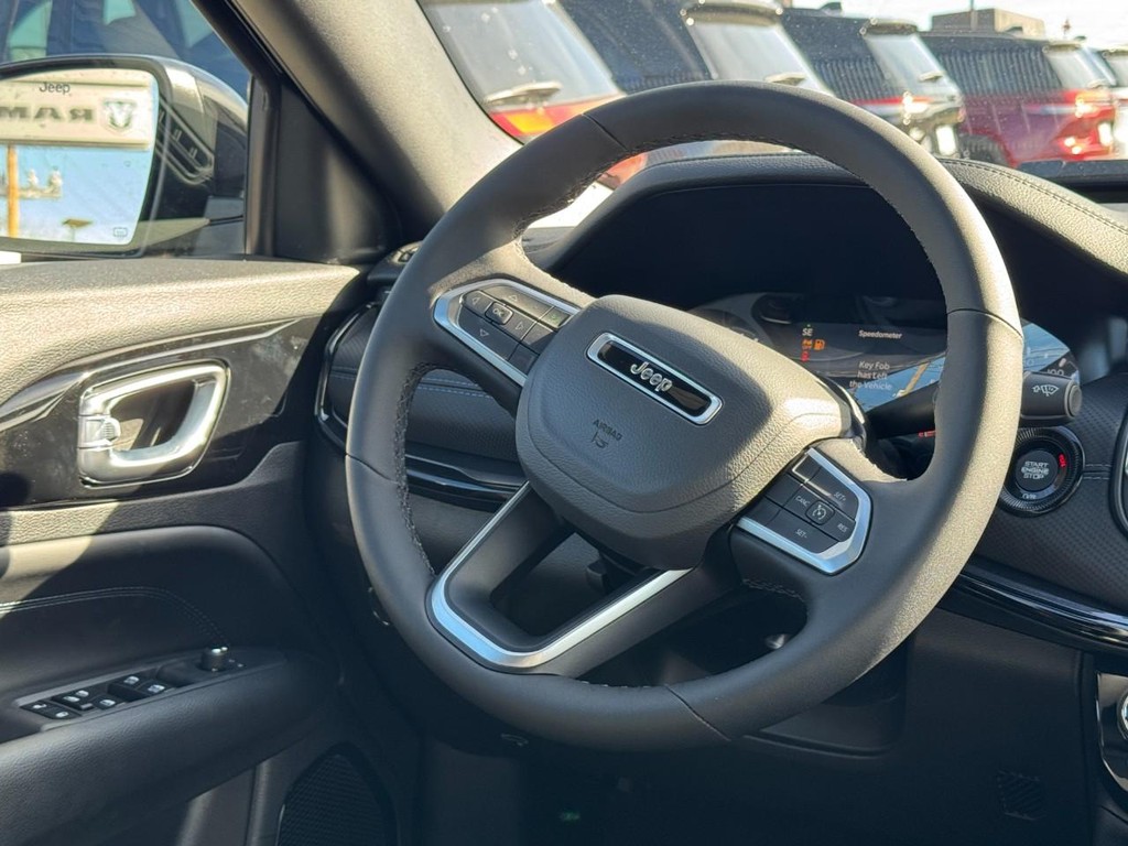 Jeep Compass Vehicle Full-screen Gallery Image 07