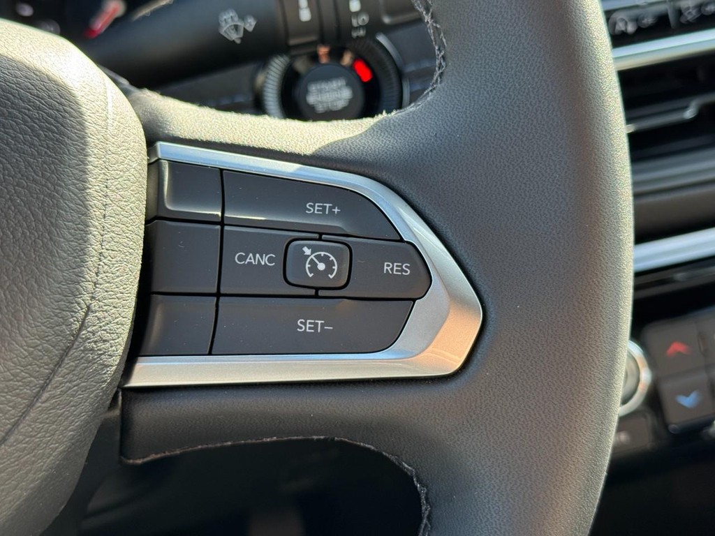 Jeep Compass Vehicle Full-screen Gallery Image 11