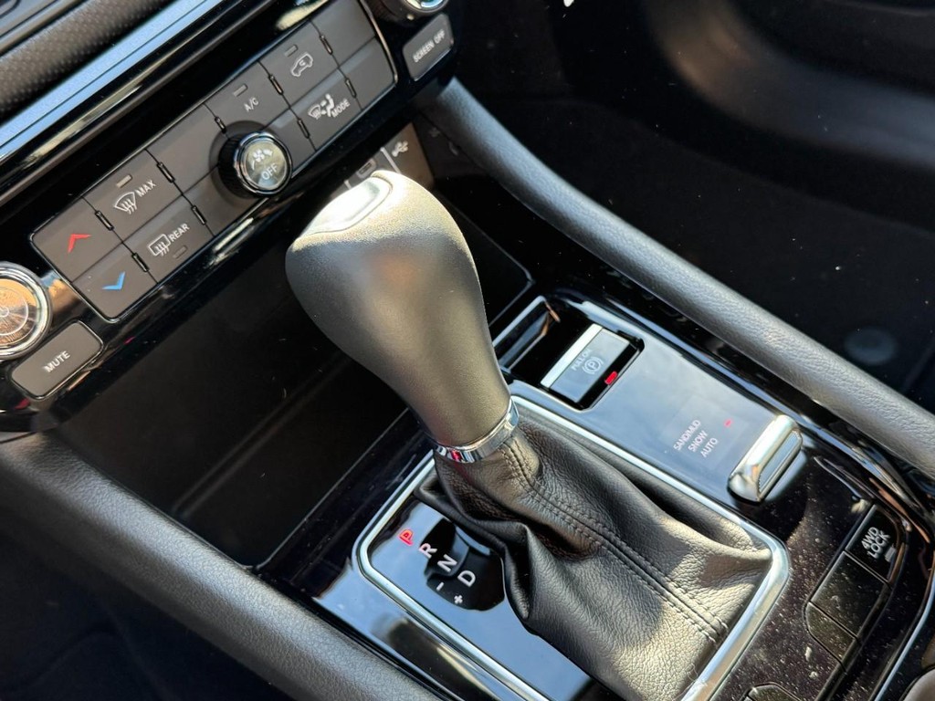 Jeep Compass Vehicle Full-screen Gallery Image 12