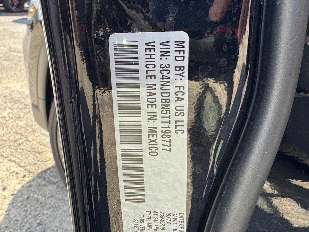 Jeep Compass Vehicle Full-screen Gallery Image 16