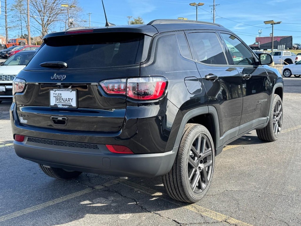 Jeep Compass Vehicle Full-screen Gallery Image 03