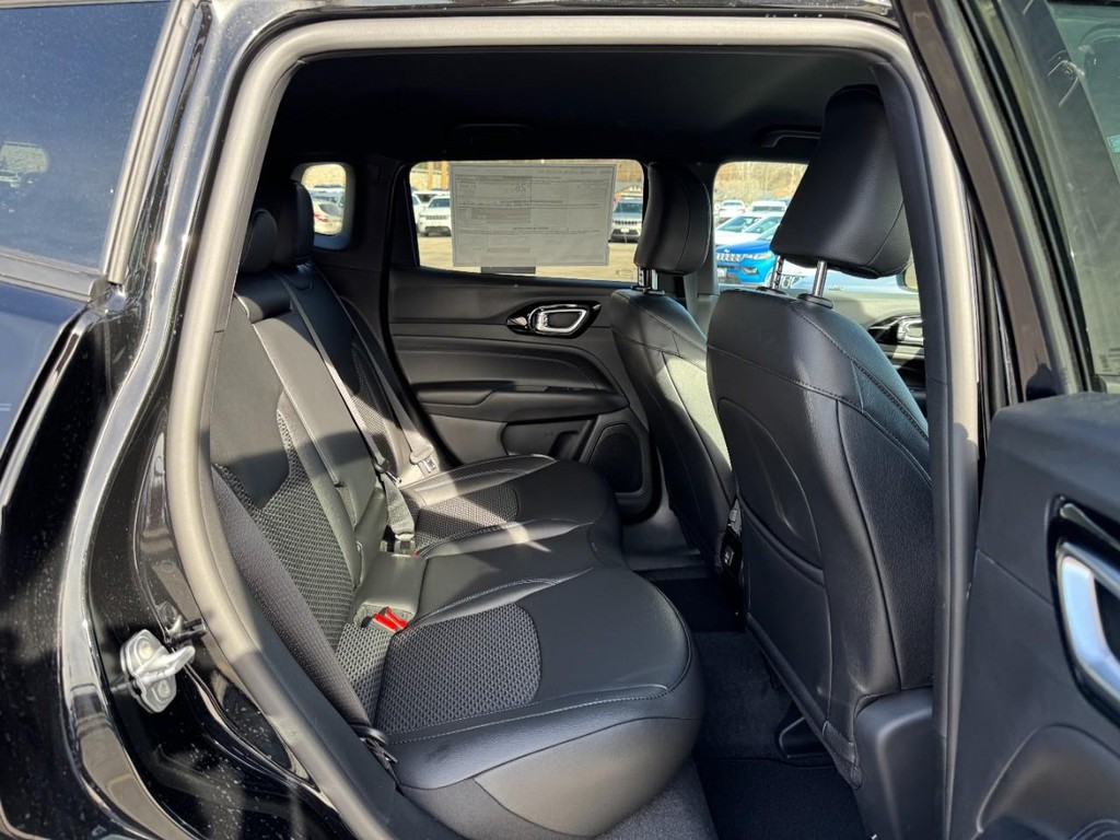 Jeep Compass Vehicle Full-screen Gallery Image 05