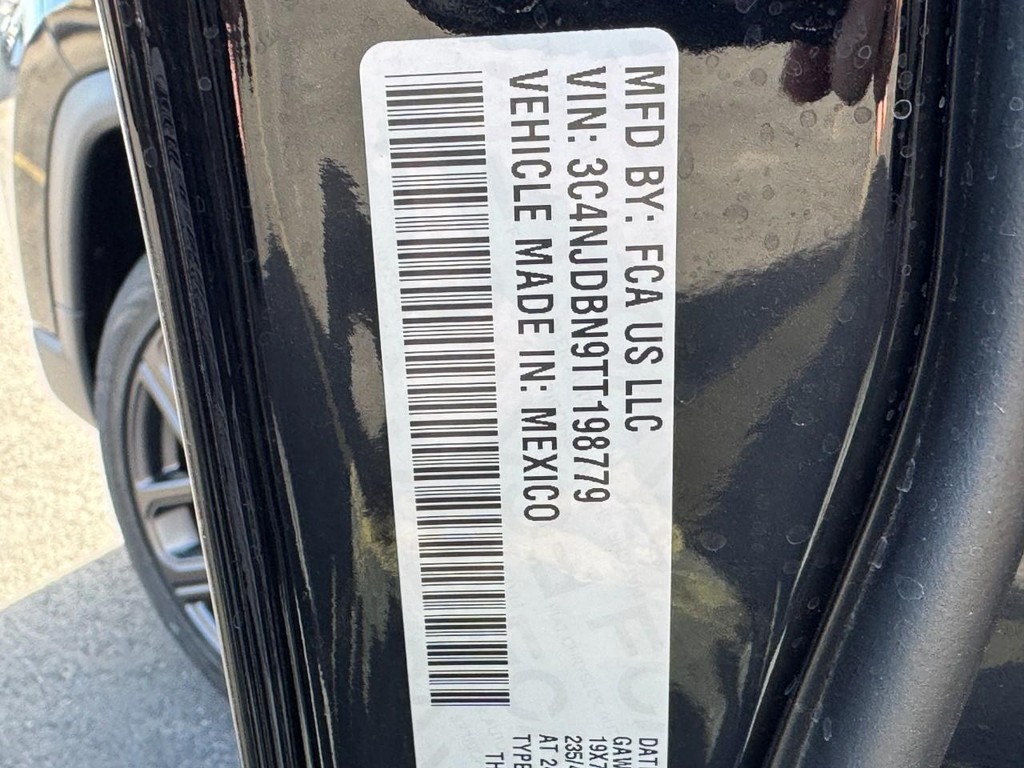 Jeep Compass Vehicle Full-screen Gallery Image 16