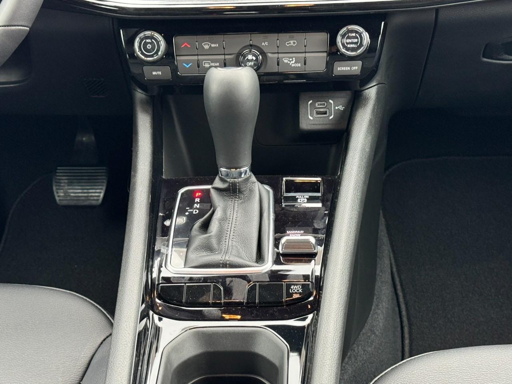 Jeep Compass Vehicle Full-screen Gallery Image 09