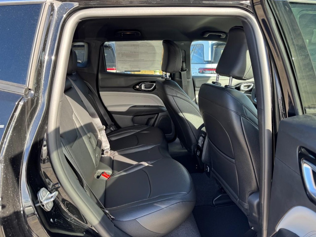 Jeep Compass Vehicle Full-screen Gallery Image 05