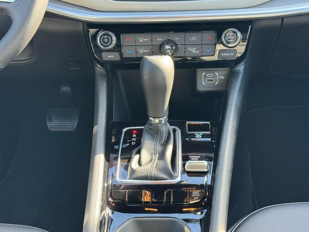 Jeep Compass Vehicle Full-screen Gallery Image 09