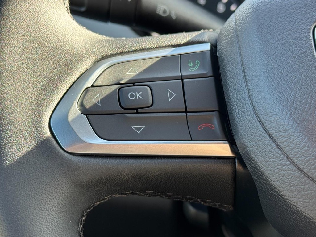 Jeep Compass Vehicle Full-screen Gallery Image 10