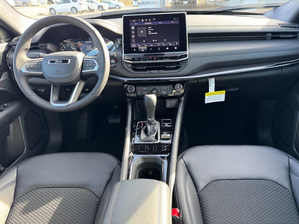 Jeep Compass Vehicle Full-screen Gallery Image 06