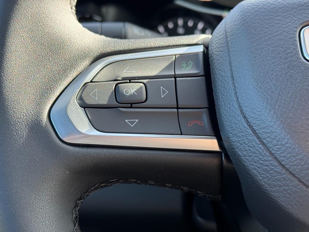 Jeep Compass Vehicle Full-screen Gallery Image 10