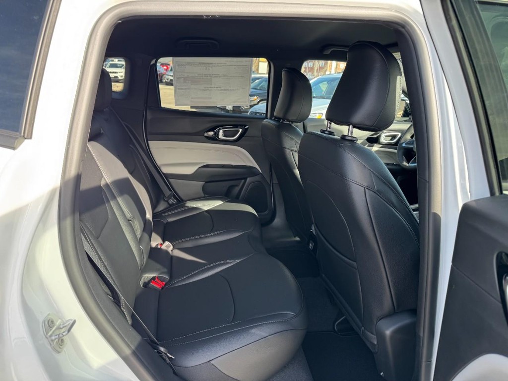 Jeep Compass Vehicle Full-screen Gallery Image 06