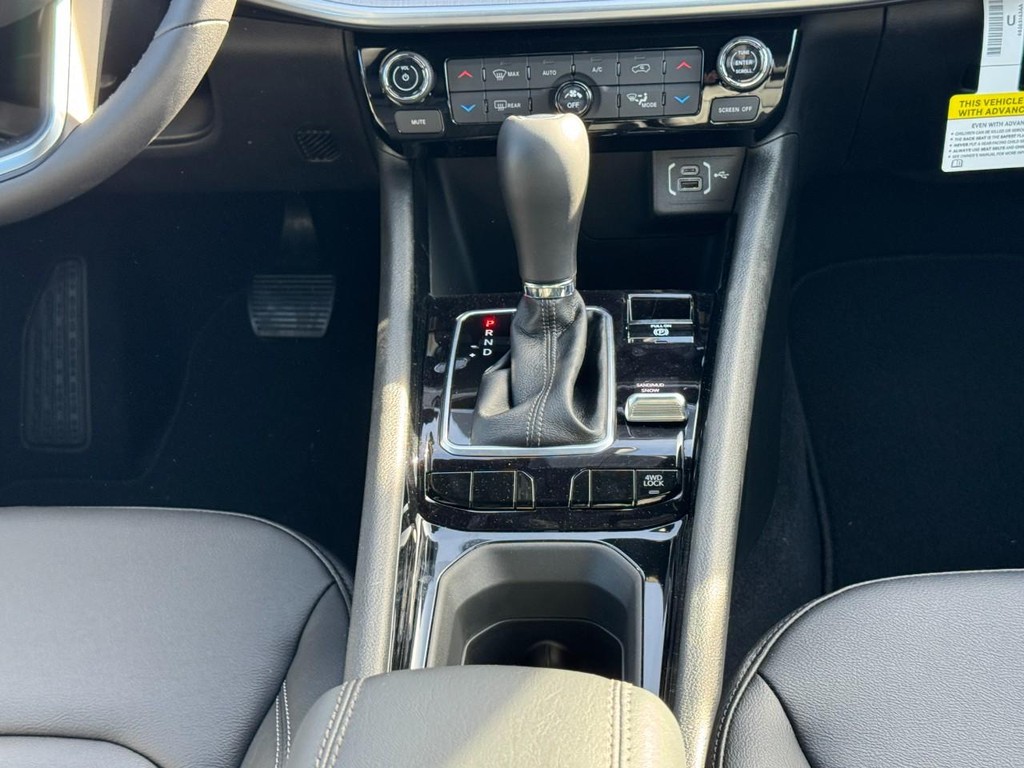 Jeep Compass Vehicle Full-screen Gallery Image 10