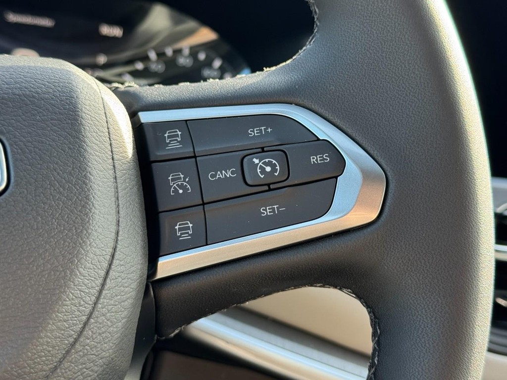 Jeep Compass Vehicle Full-screen Gallery Image 12