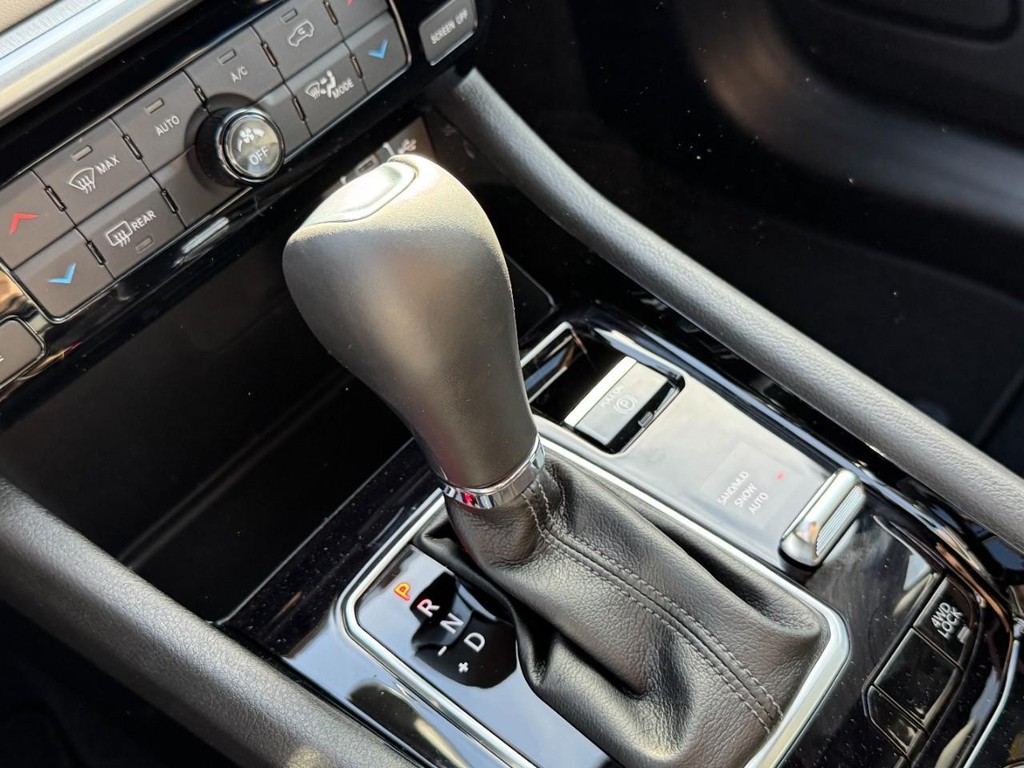 Jeep Compass Vehicle Full-screen Gallery Image 13