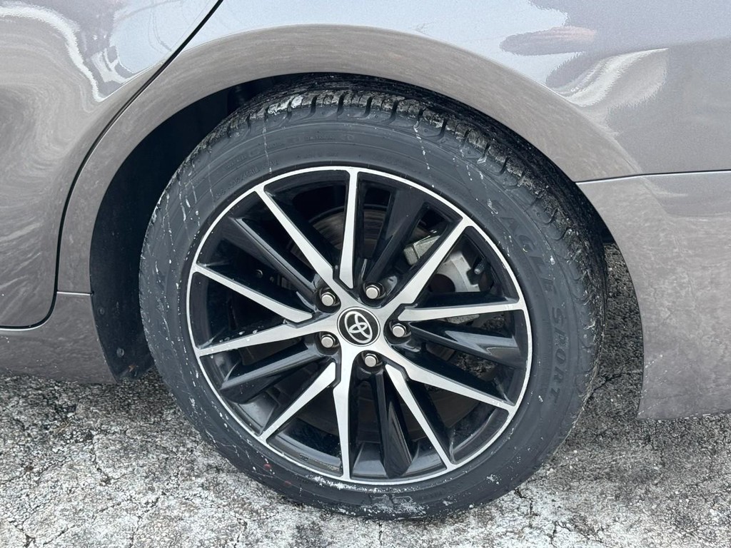 Toyota Camry Vehicle Full-screen Gallery Image 05