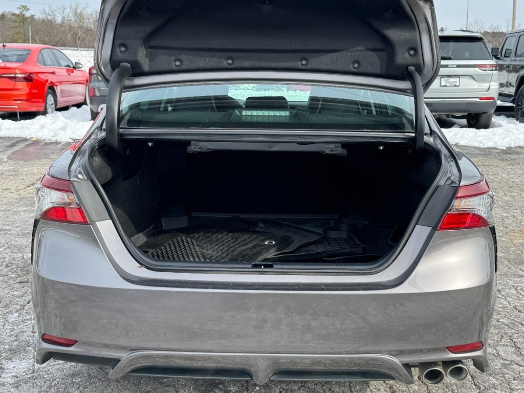 Toyota Camry Vehicle Full-screen Gallery Image 09