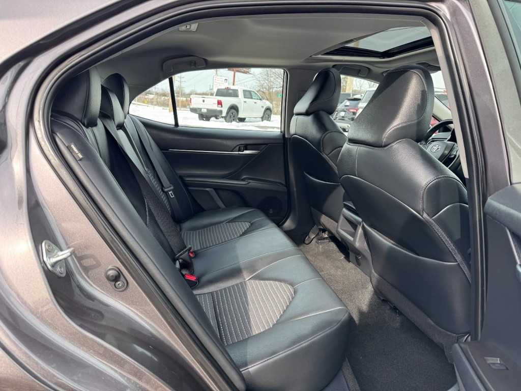 Toyota Camry Vehicle Full-screen Gallery Image 10