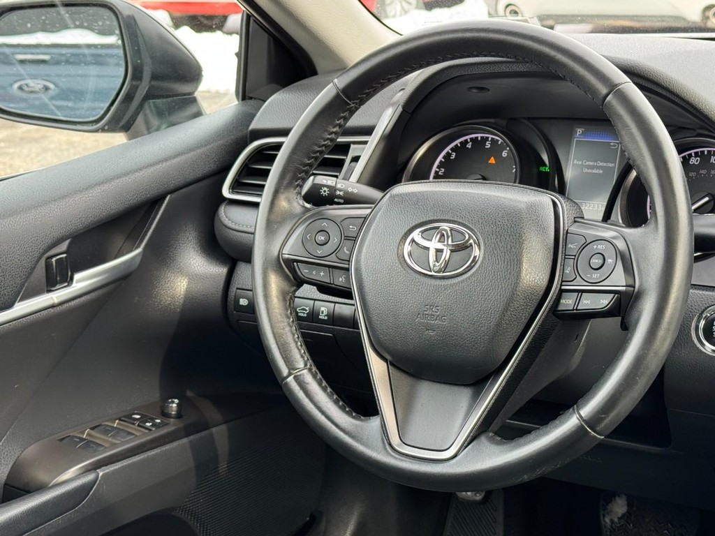 Toyota Camry Vehicle Full-screen Gallery Image 12