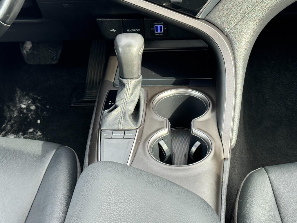 Toyota Camry Vehicle Full-screen Gallery Image 14