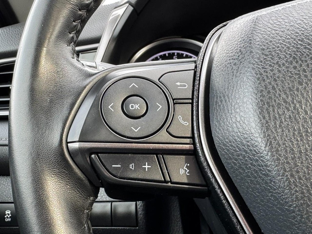 Toyota Camry Vehicle Full-screen Gallery Image 16