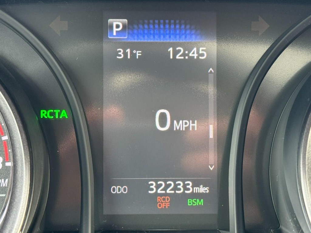 Toyota Camry Vehicle Full-screen Gallery Image 18