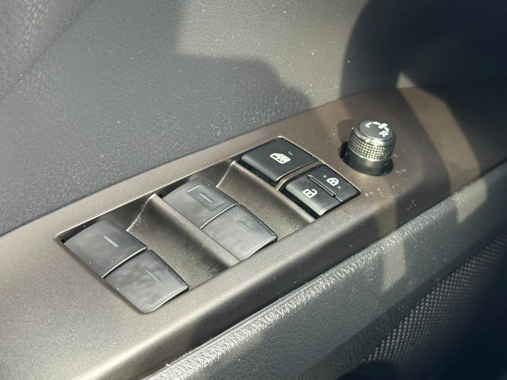 Toyota Camry Vehicle Full-screen Gallery Image 21