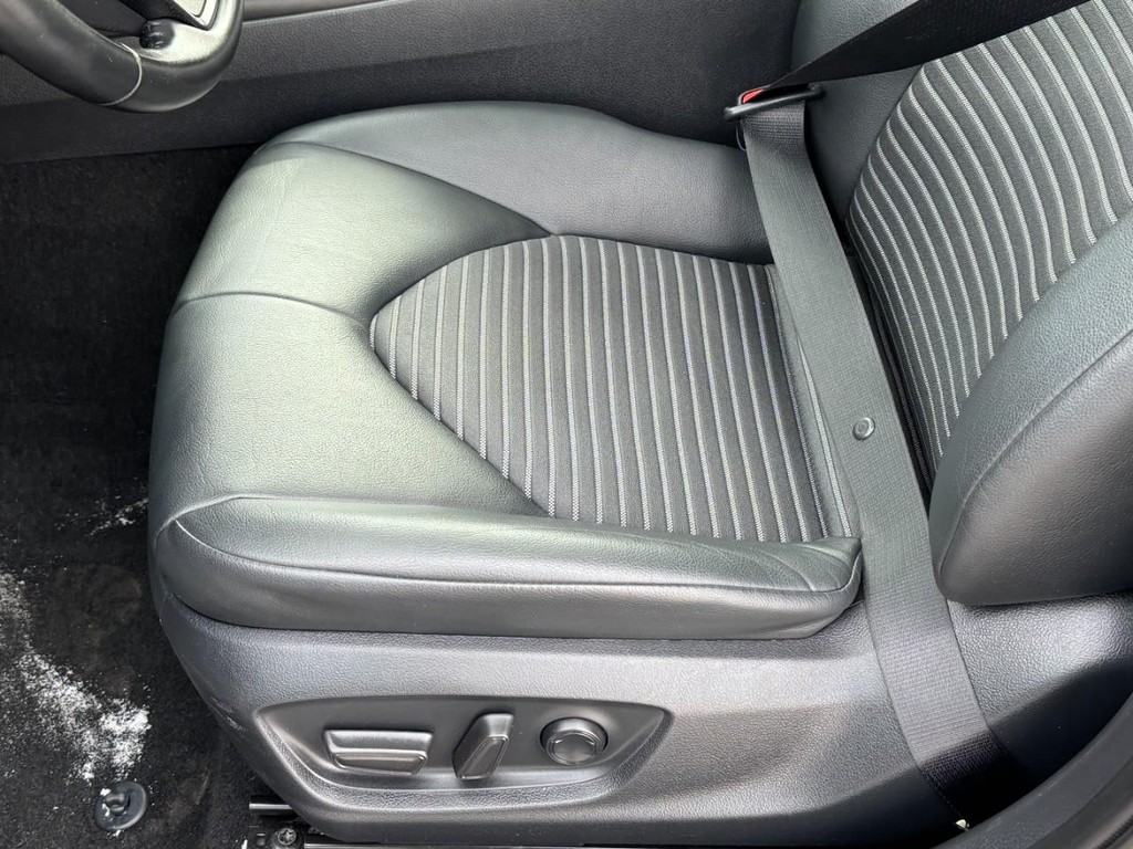 Toyota Camry Vehicle Full-screen Gallery Image 22