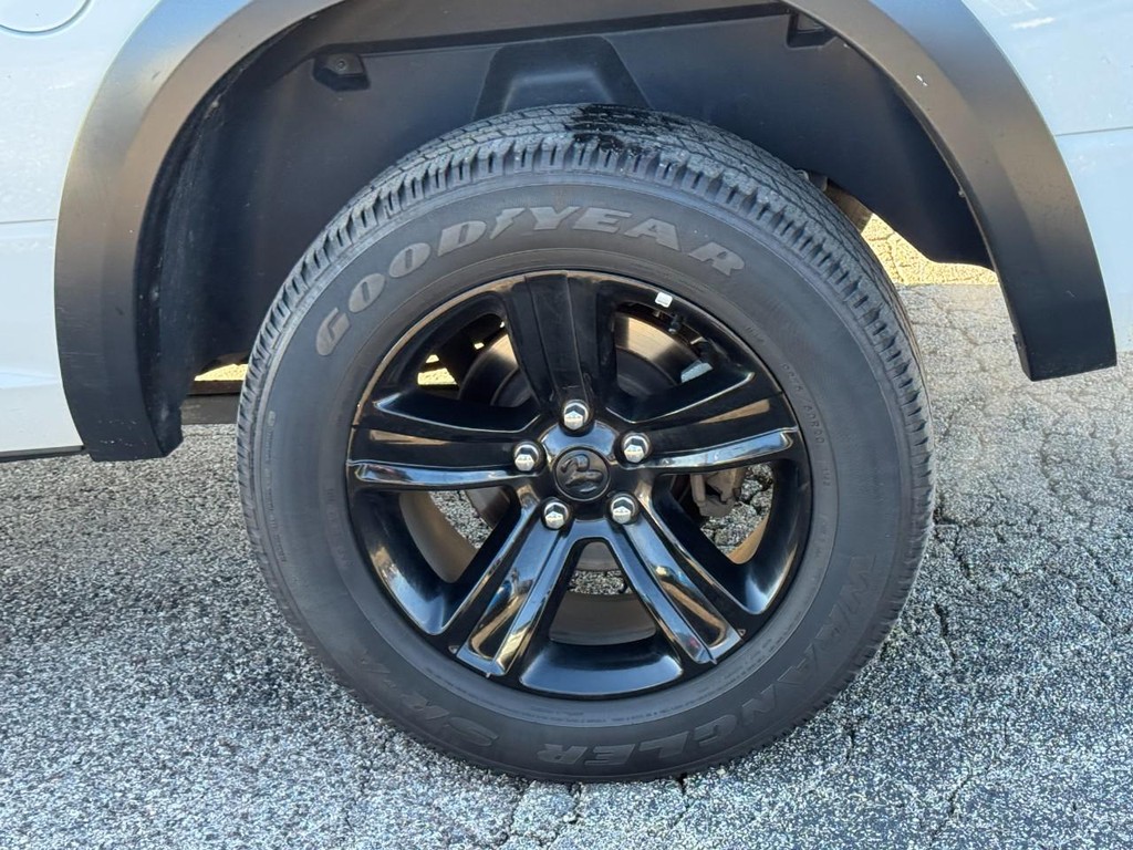 Ram 1500 Classic Vehicle Full-screen Gallery Image 05