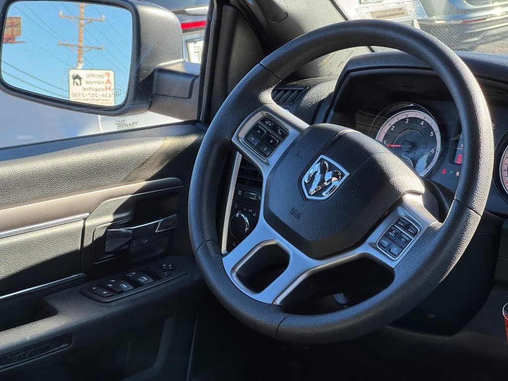 Ram 1500 Classic Vehicle Full-screen Gallery Image 12