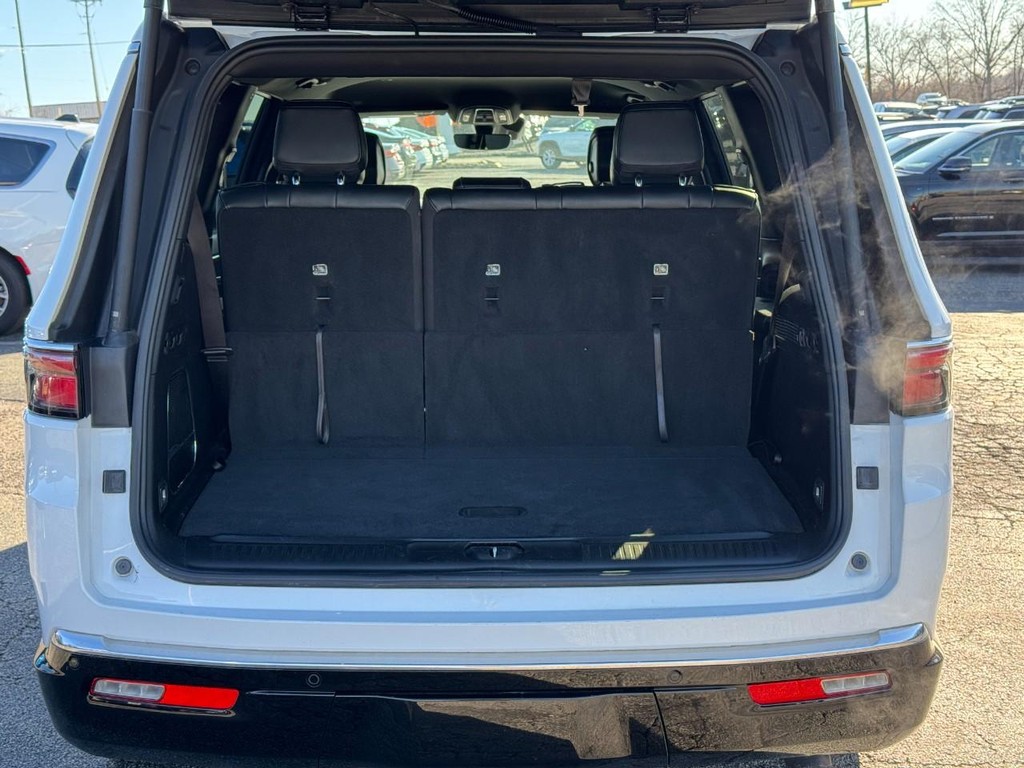 Jeep Wagoneer Vehicle Full-screen Gallery Image 09