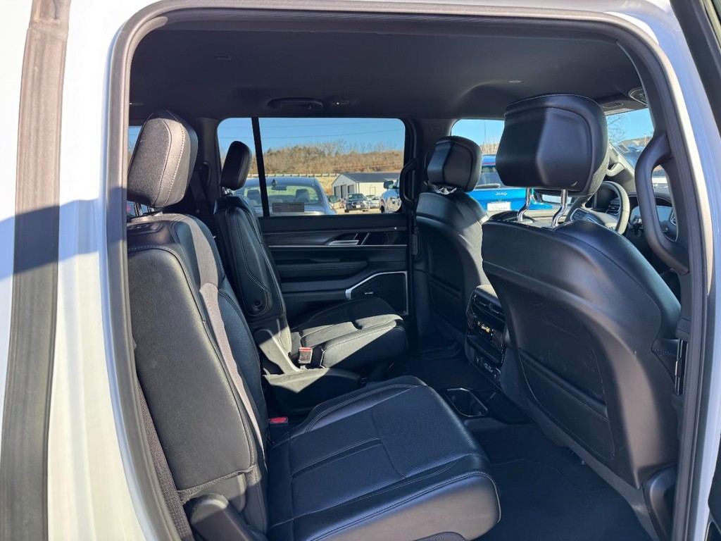 Jeep Wagoneer Vehicle Full-screen Gallery Image 10