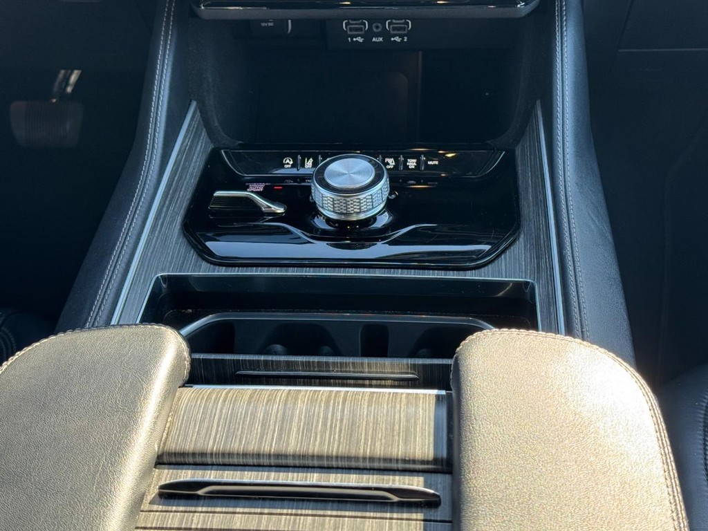 Jeep Wagoneer Vehicle Full-screen Gallery Image 15