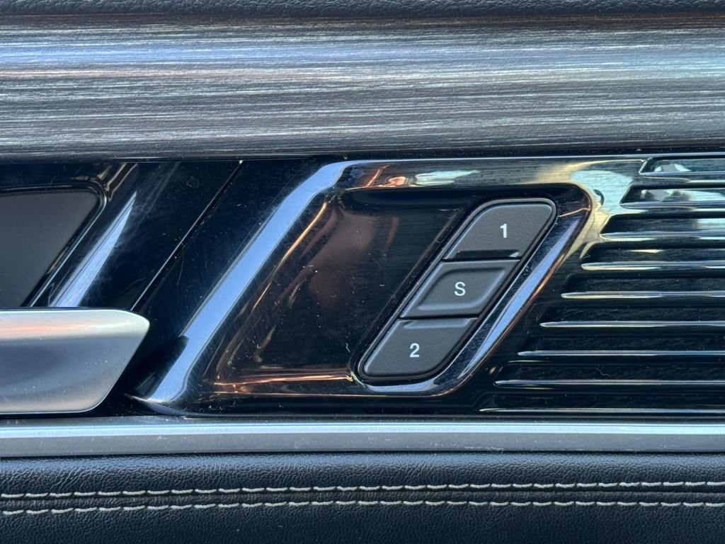 Jeep Wagoneer Vehicle Full-screen Gallery Image 17