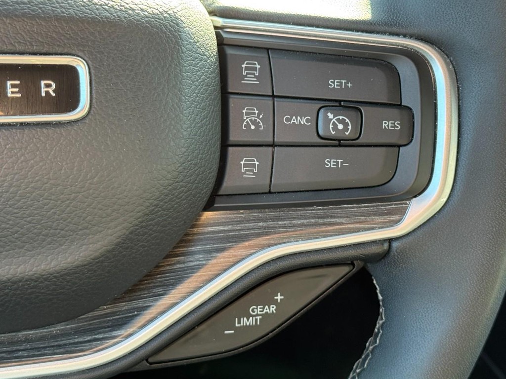 Jeep Wagoneer Vehicle Full-screen Gallery Image 19