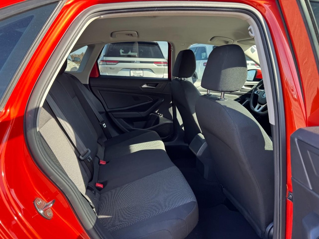 Volkswagen Jetta Vehicle Full-screen Gallery Image 10