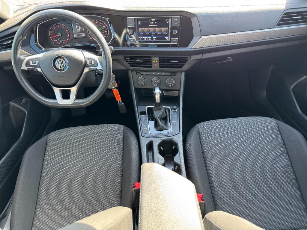 Volkswagen Jetta Vehicle Full-screen Gallery Image 11