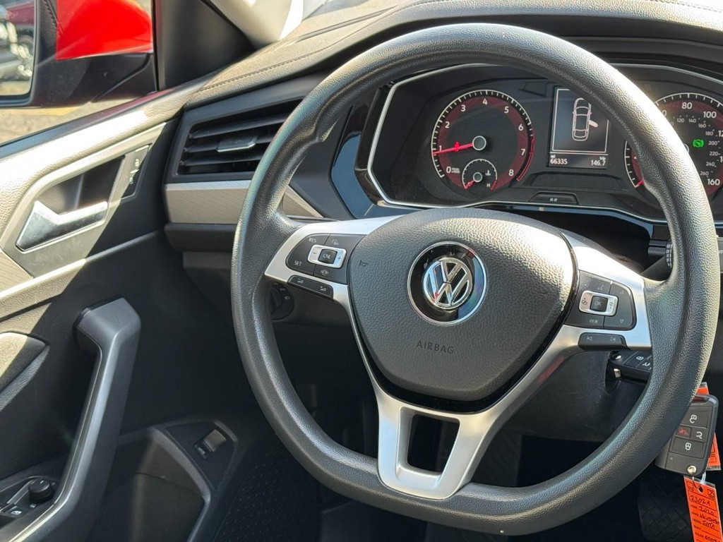 Volkswagen Jetta Vehicle Full-screen Gallery Image 12