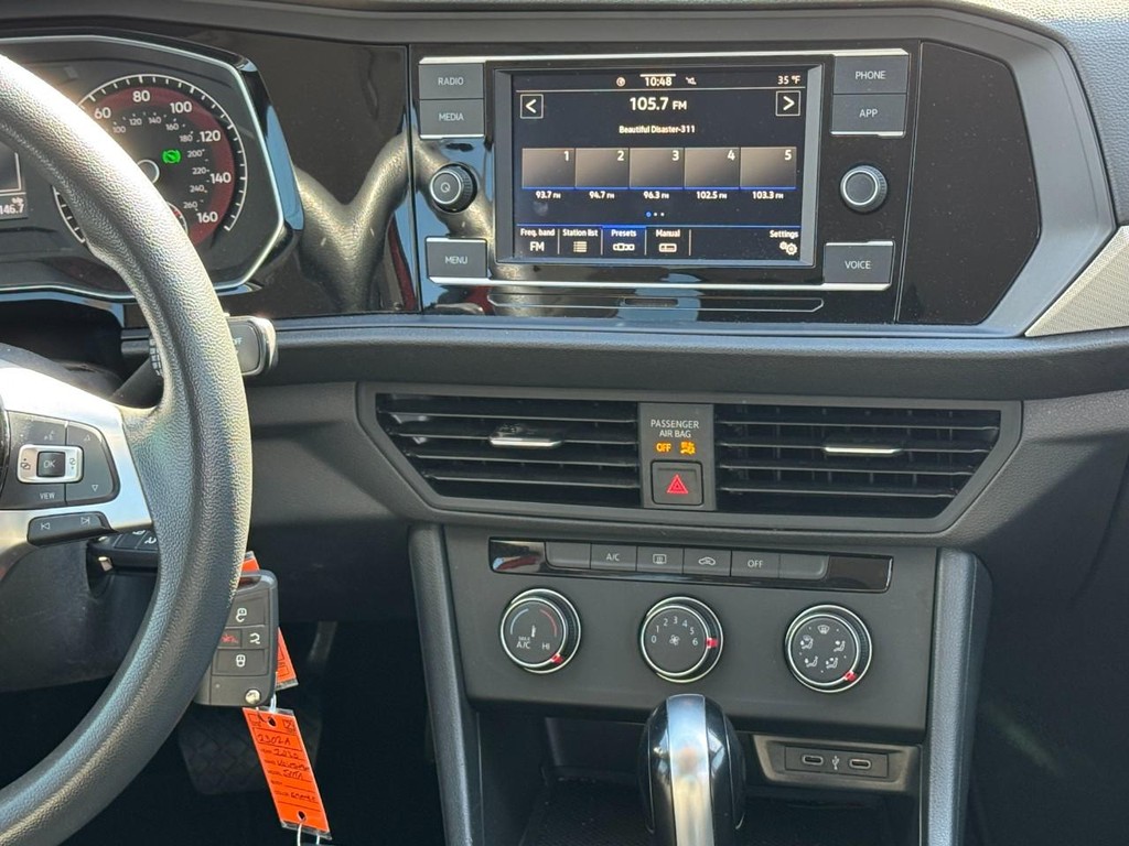 Volkswagen Jetta Vehicle Full-screen Gallery Image 13