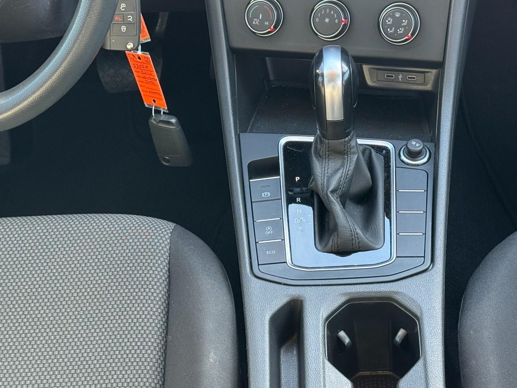 Volkswagen Jetta Vehicle Full-screen Gallery Image 14