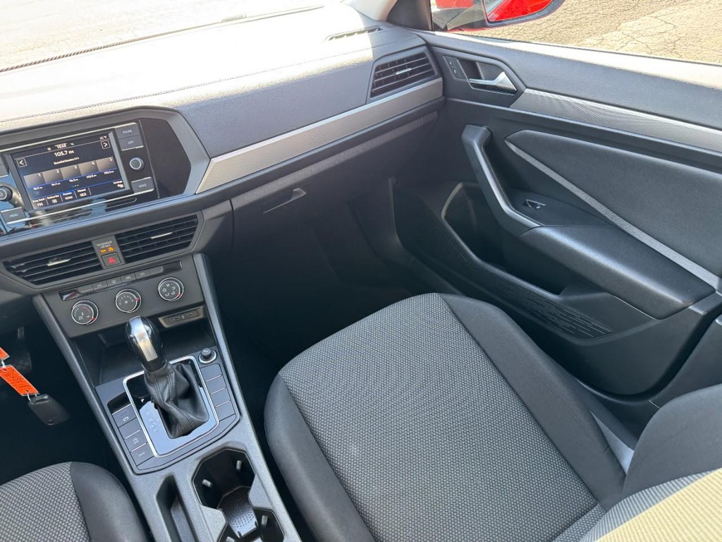 Volkswagen Jetta Vehicle Full-screen Gallery Image 15