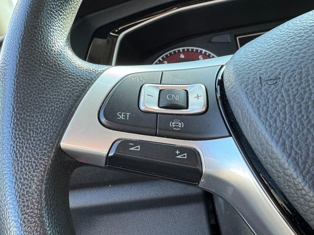 Volkswagen Jetta Vehicle Full-screen Gallery Image 16