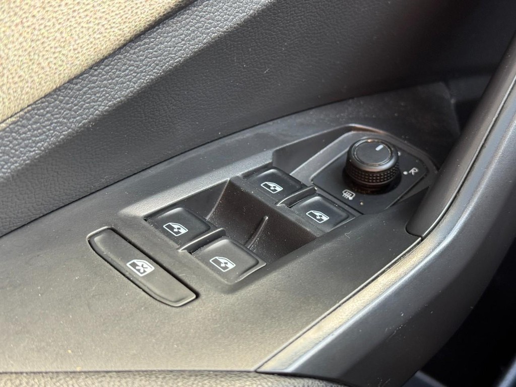 Volkswagen Jetta Vehicle Full-screen Gallery Image 21