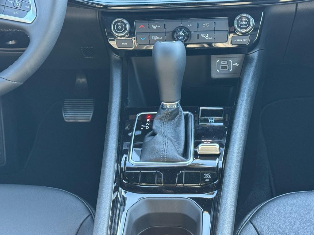 Jeep Compass Vehicle Full-screen Gallery Image 09