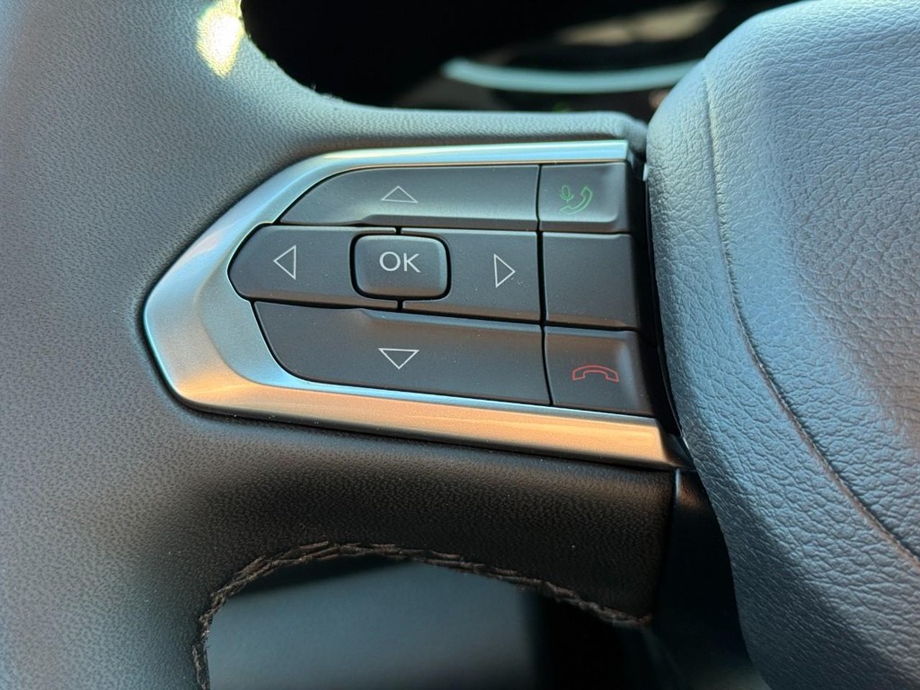 Jeep Compass Vehicle Full-screen Gallery Image 10