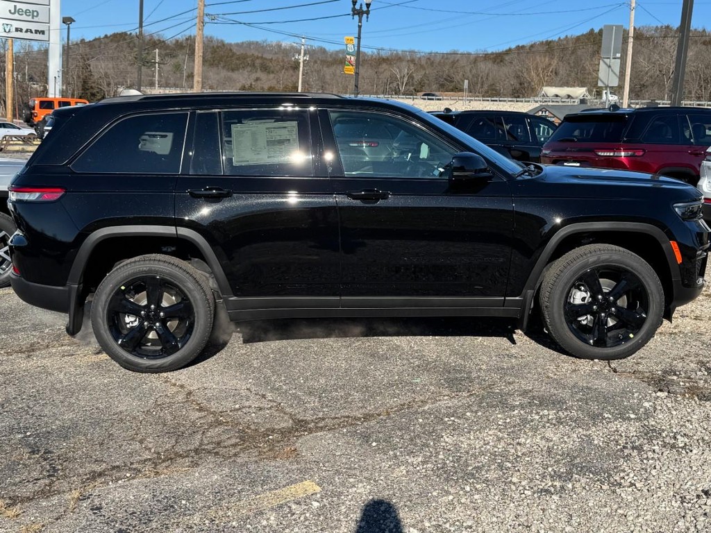 Jeep Grand Cherokee Vehicle Full-screen Gallery Image 02