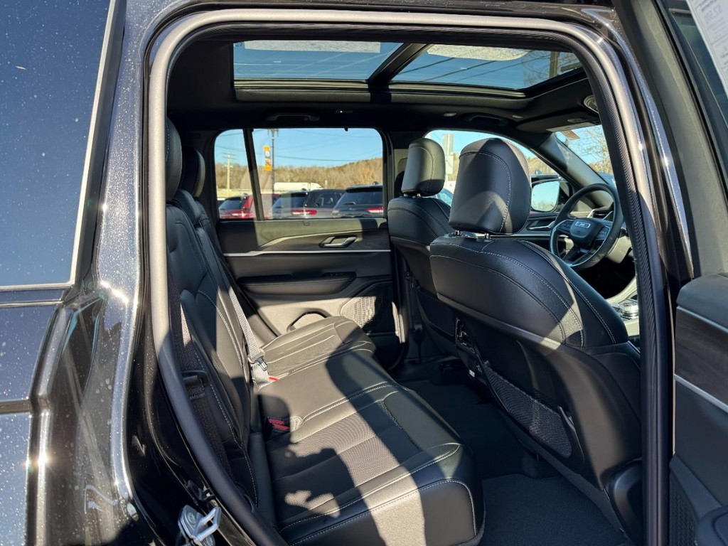 Jeep Grand Cherokee Vehicle Full-screen Gallery Image 05