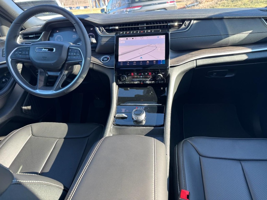 Jeep Grand Cherokee Vehicle Full-screen Gallery Image 06