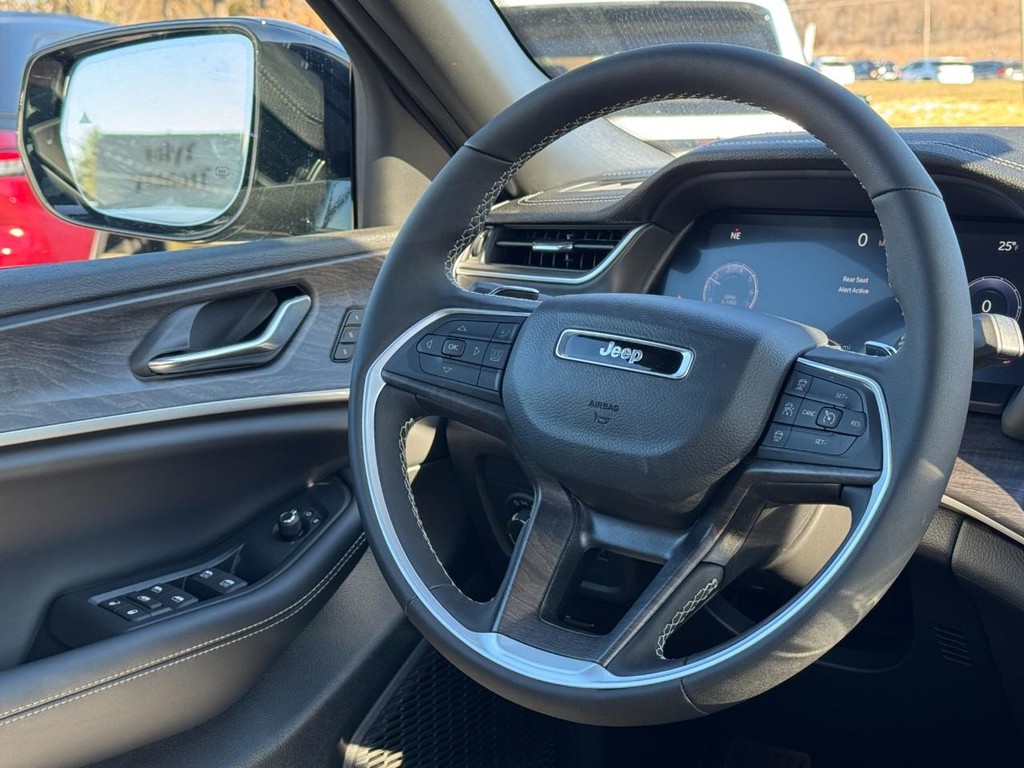 Jeep Grand Cherokee Vehicle Full-screen Gallery Image 07