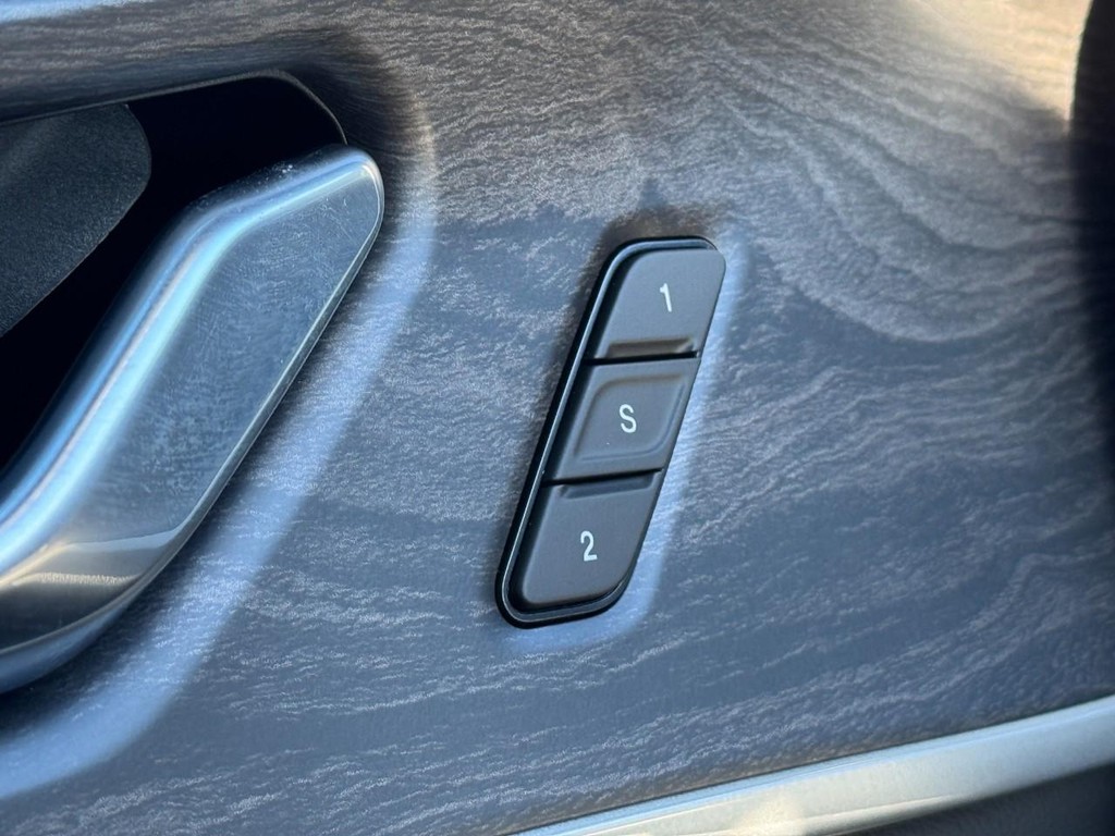 Jeep Grand Cherokee Vehicle Full-screen Gallery Image 10