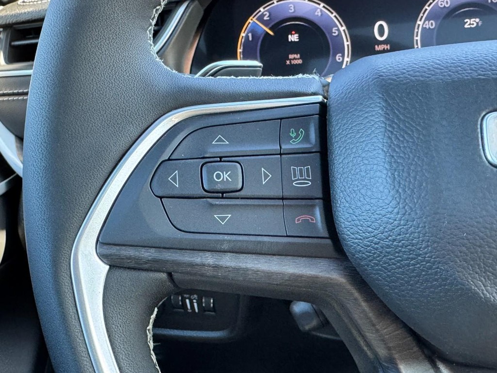 Jeep Grand Cherokee Vehicle Full-screen Gallery Image 11